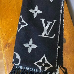 Louis Vuitton    SCARF  Pefect:  Chasmere and Silk!